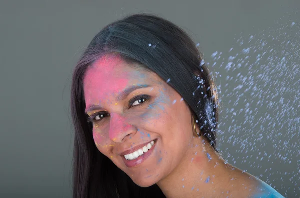 Belle jeune fille brune avec le visage décoré coloré — Photo