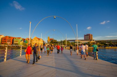 Willemstad, Curacao - 1 Kasım 2015: Kraliçe Emma Köprüsü köprü duba St. Anna Bay arasında olan