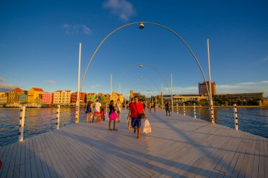 Willemstad, Curacao - 1 Kasım 2015: Kraliçe Emma Köprüsü köprü duba St. Anna Bay arasında olan