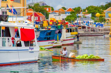 Willemstad Curacao - 2 Kasım 2015 - yüzen balık pazarı Willemstad, Curacao, Caribbean