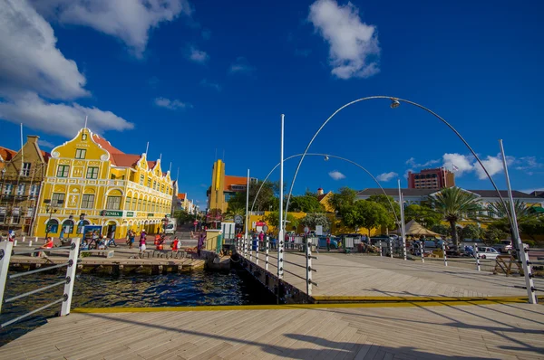 Willemstad, Curacao - 1 Kasım 2015: Kraliçe Emma Köprüsü köprü duba St. Anna Bay arasında olan — Stok fotoğraf