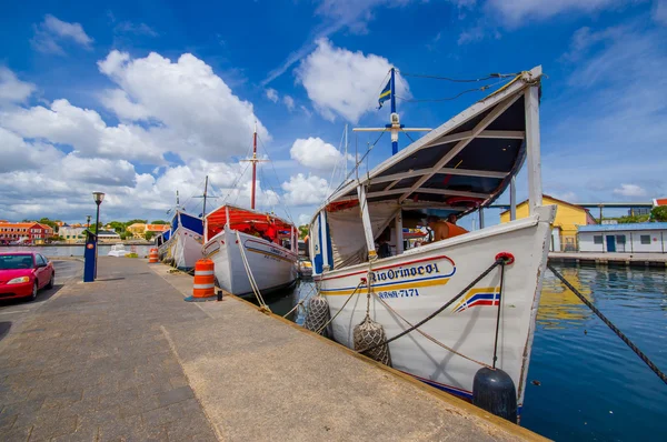 WILLEMSTAD, CURACAO - 2 DE NOVIEMBRE DE 2015 - Mercado flotante de pescado en Willemstad, Curazao, Caribe — Foto de Stock