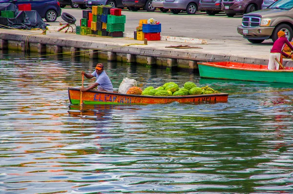 Willemstad, curacao - 2. November 2015 - schwimmender Fischmarkt in willemstad, curacao, karibik — Stockfoto