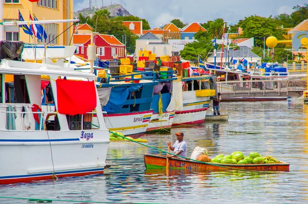 WILLEMSTAD, CURACAO - 2 DE NOVIEMBRE DE 2015 - Mercado flotante de pescado en Willemstad, Curazao, Caribe — Foto de Stock