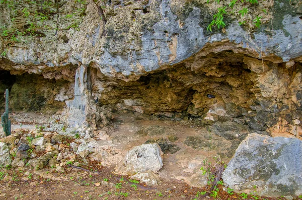HATO, CURACAO - 2 DE NOVIEMBRE DE 2015: Las cuevas Hato son cuevas de espectáculo y atracción turística popular en la isla caribeña —  Fotos de Stock