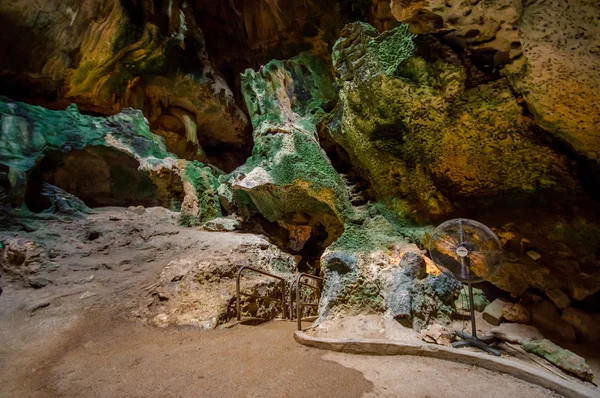 HATO, CURACAO - 2 DE NOVIEMBRE DE 2015: Las cuevas Hato son cuevas de espectáculo y atracción turística popular en la isla caribeña —  Fotos de Stock