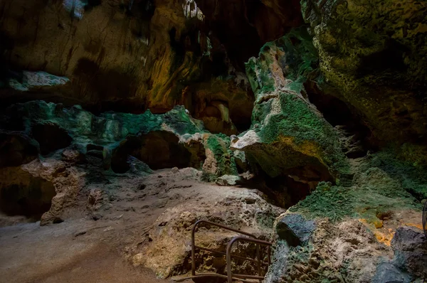 HATO, CURACAO - 2 DE NOVIEMBRE DE 2015: Las cuevas Hato son cuevas de espectáculo y atracción turística popular en la isla caribeña —  Fotos de Stock