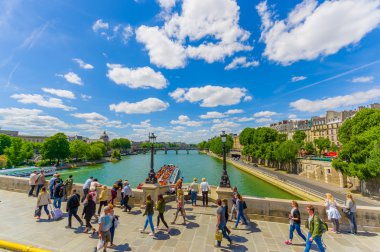 Seine Nehri ve yürüme ile güzel bir Paris manzara turist