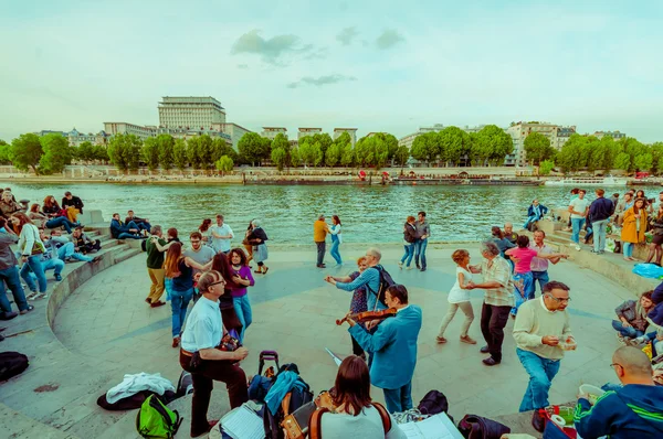 Lidé tančí na živou hudbu v ulicích Paříže, Francie — Stock fotografie