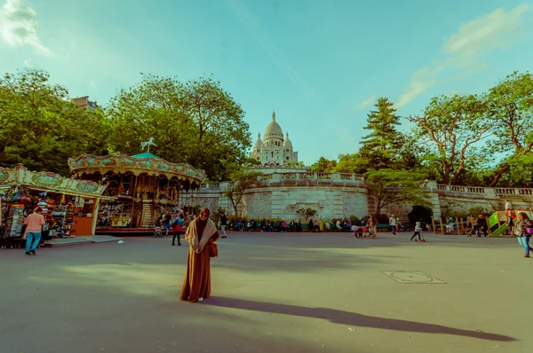 Όμορφη θέα της παρισινής carousel με Sacre Coeur στο παρασκήνιο, Παρίσι, Γαλλία — Φωτογραφία Αρχείου