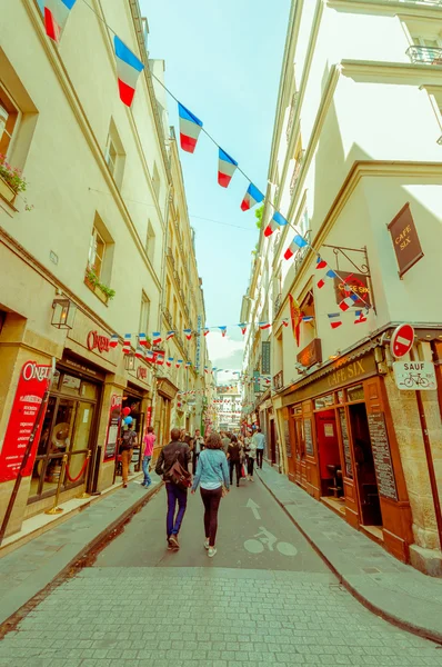Hermoso turismo de una calle peatonal en París, Francia — Foto de Stock