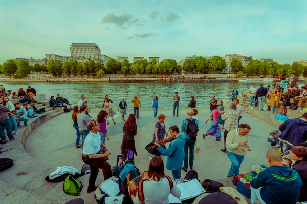 Az emberek tánc, élő zene, az utcán, Párizs, Franciaország — Stock Fotó
