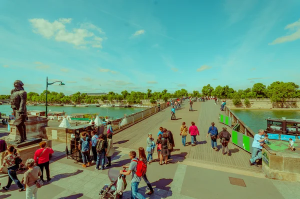 Seine Nehri ve yürüme ile güzel bir Paris manzara turist — Stok fotoğraf