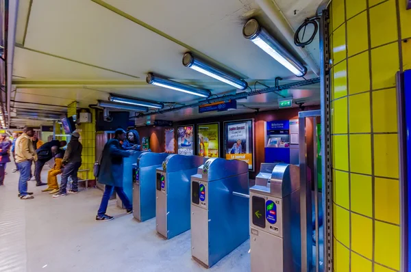 Автомат по продаже билетов в парижском метро, Франция — стоковое фото