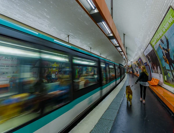 Pociąg w ruchu w paryskim metrze stacji metra, Francja — Zdjęcie stockowe