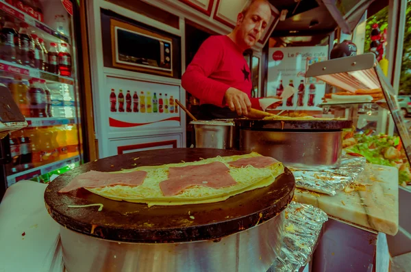 Man selling crepes in a kiosk, Paris, France — Stock Photo, Image