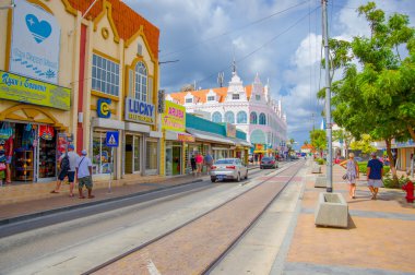 Oranjestad, Aruba - 05 Kasım, Aruba Island, 2015:Streets şehir merkezinde ile parça tramvay