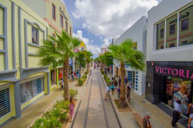 Oranjestad, Aruba - 05 Kasım, Aruba Island, 2015:Streets şehir merkezinde ile parça tramvay