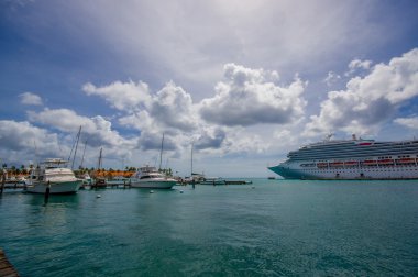 Oranjestad, Aruba - 05 Kasım 2015: turist şehir merkezinde alışveriş iken Criuse gemi üzerinde liman dok