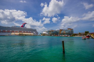 Oranjestad, Aruba - 05 Kasım 2015: turist şehir merkezinde alışveriş iken Criuse gemi üzerinde liman dok