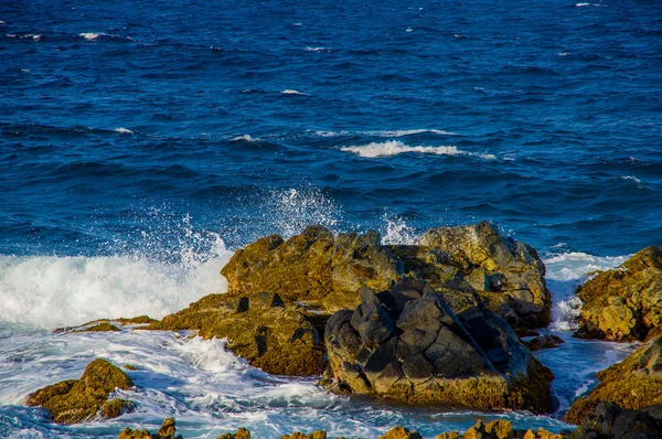 Vlny zřítilo na skalách Aruba, karibské ostrovy Abc — Stock fotografie