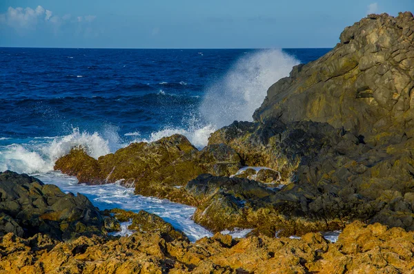 Vlny zřítilo na skalách Aruba, karibské ostrovy Abc — Stock fotografie