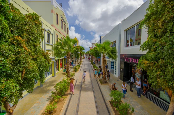 ORANJESTAD, ARUBA - NOVEMBER 05, 2015:Streets of Aruba Island, downtown with tram tracks — Stock Photo, Image