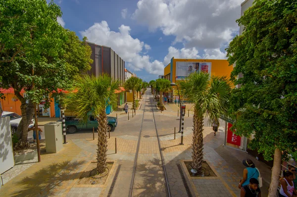 ORANJESTAD, ARUBA - 05 DE NOVIEMBRE DE 2015: Calles de la Isla Aruba, centro de la ciudad con vías de tranvía — Foto de Stock