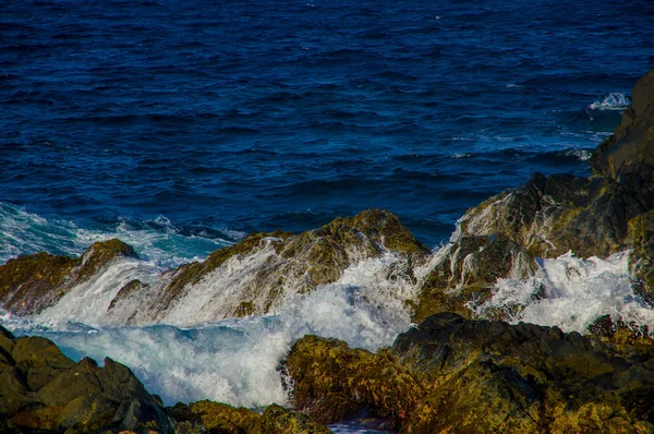 Ondas batendo nas rochas de Aruba, ilhas do Caribe ABC — Fotografia de Stock