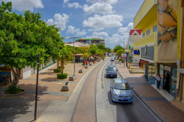 ORANJESTAD, ARUBA - 05 DE NOVIEMBRE DE 2015: Calles de la Isla Aruba, centro de la ciudad con vías de tranvía — Foto de Stock