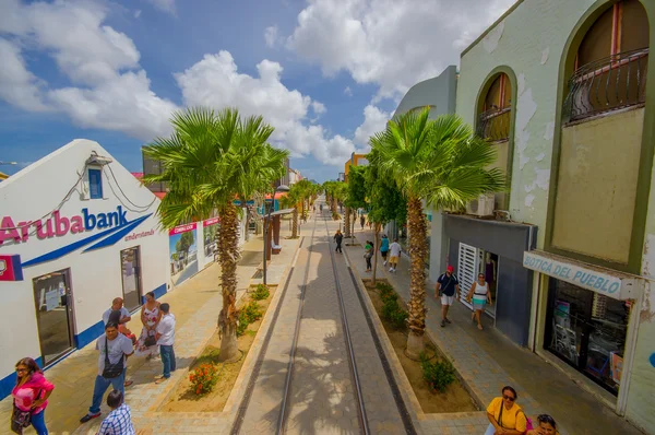 ORANJESTAD, ARUBA - 05 DE NOVIEMBRE DE 2015: Calles de la Isla Aruba, centro de la ciudad con vías de tranvía —  Fotos de Stock