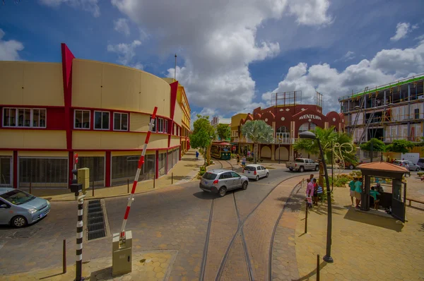 Oranjestad, Aruba - 05 listopada, 2015:Streets na wyspie Aruba, Śródmieście z tramwajem utworów — Zdjęcie stockowe