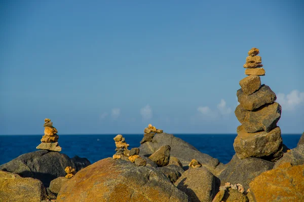 Stos kamieni na brzegu morza, Aruba — Zdjęcie stockowe