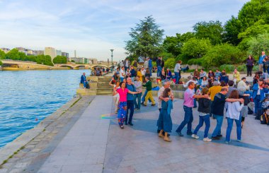 Paris, Fransa, sokaklarında canlı müzik dans insanlar