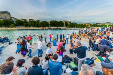 Paris, Fransa, sokaklarında canlı müzik dans insanlar