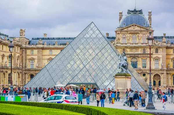 Louvren exteriör i Paris — Stockfoto