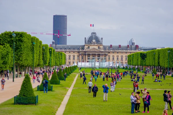 Beautiful view of fields in Champ de Mars, Paris — Stock Photo, Image