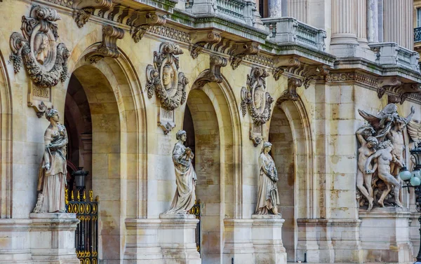 フランス、パリ ・ オペラ座の建築詳細のショットを閉じる — ストック写真