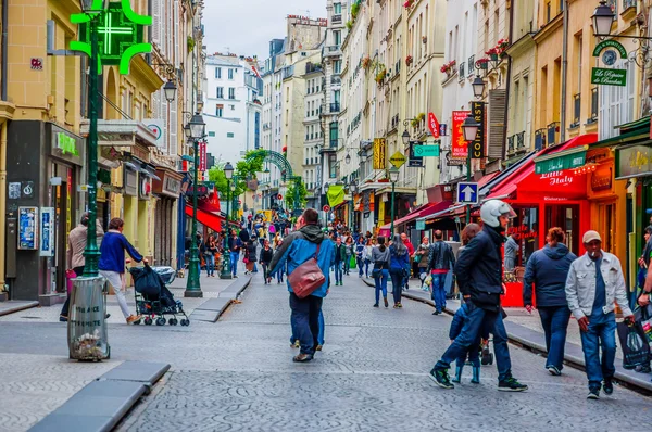 Hermoso turismo de una calle peatonal en París, Francia — Foto de Stock