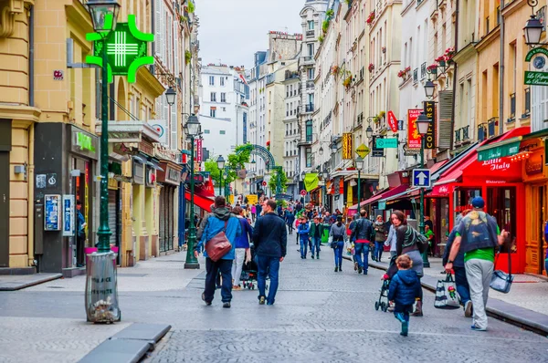 Hermosa visita de una calle concurrida en París, Francia — Foto de Stock