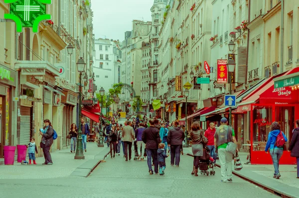 Encantadora visita de una calle peatonal llena de gente en París, Francia — Foto de Stock