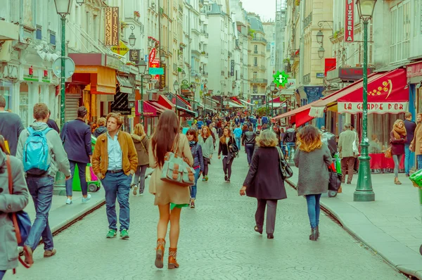 Encantadora visita de una calle peatonal llena de gente en París, Francia — Foto de Stock