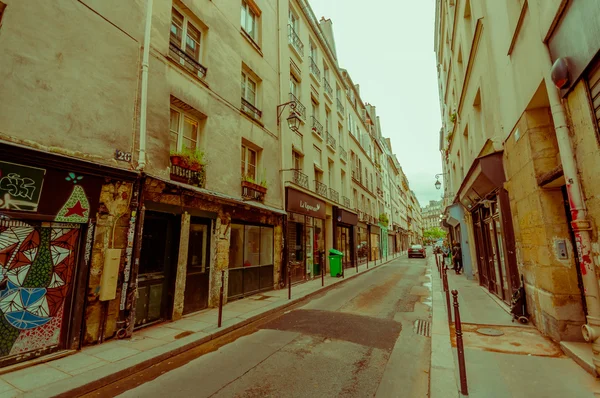 Hermosa calle estrecha típica de París, Francia — Foto de Stock