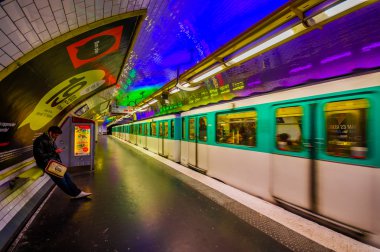 Paris Metro Metro İstasyonu, hareketli Fransa tren
