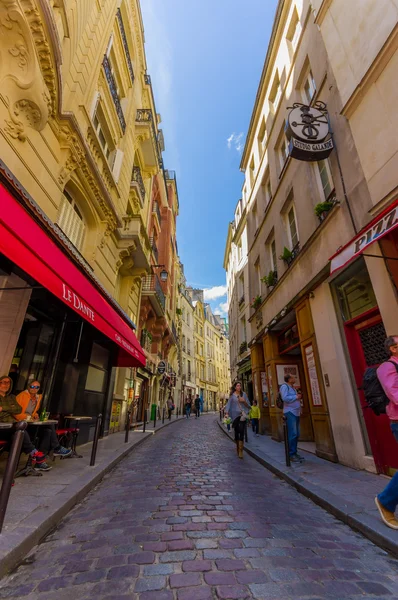 A quartier Latin területén Párizs, Franciaország-hangulatos szűk utcában — Stock Fotó