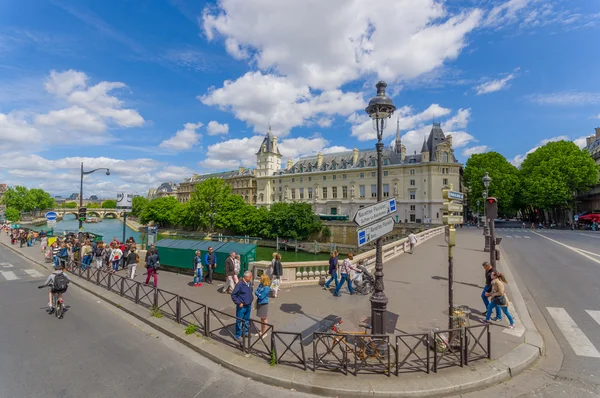 Turisták Ile de la Cite sziget, Paris, Franciaország — Stock Fotó