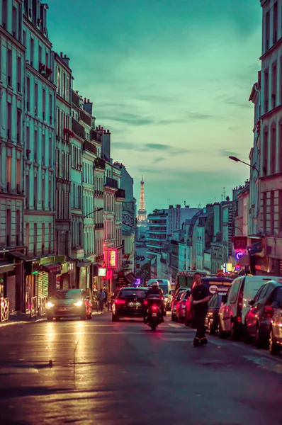 Malebné pařížské Městské pouliční scéna s Eiffelova věž v pozadí — Stock fotografie