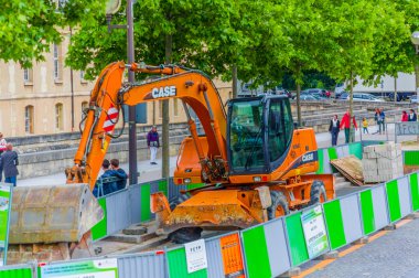Ekskavatör inşaat sitesinde, Paris, Fransa