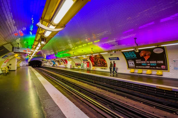 Zug fährt in Pariser U-Bahn-Station, Frankreich — Stockfoto