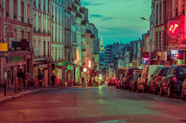 Hermosa y colorida escena callejera parisina con la Torre Eiffel al fondo — Foto de Stock